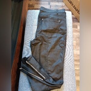 Black Pants with Zipper Detail
